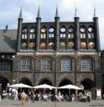 Lubeck Das Neue Gemach ('Kriegsstubenbau') ein auf Arkaden stehender Fl�gelbau mit durchbrochener Schauwand und bewimpelten T�rmchen, gebaut 1442-1444; Rathaus L�beck, 11.08.2006
