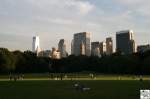 Blick vom Central Park auf die Wolkenkratzer von Manhatten am ...