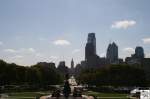 Philadelphia Blick vom Museum of Art, den Benjamin Franklin Parkway entlang, auf die Skyline von Philadelphia / Pennsylvania. Die Aufnahme entstand am 20. September 2008.
