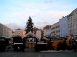 ried-im-innkreis 'Weihnachtlicher unterer Hauptplatz' mit den Punschst�nden rund um den Dietmarbrunnen; 081129