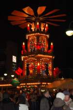 Bochum Ein nostalgisch anmutender Stand in Form einer Weihnachtspyramide auf dem Bochumer Weihnachtsmarkt.