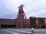 Essen Der F�rderturm �ber Schacht 12 der Zeche Zollverein in Essen-Katernberg.