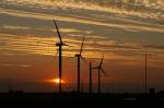 Windr�der beim Sonnenuntergang bei Altenbruch aufgenommen am 12.08.07.  ...
