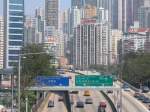 Hong Kong : Blick von der Fu�g�ngerbr�cke vom Hafen zum ...
