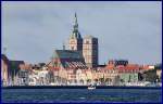 Stralsund St Nikolai vom Wasser aus. Rechts neben der Basilika ist der obere Rand des Schaugiebels des Stralsunder Rathauses zu sehen.