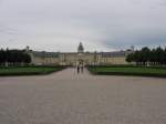 karlsruhe Das Karlsruher Schloss, ist eines der sch�nsten Schl�sser von Baden, es verf�gt �ber einen gro�en �ffentlich zug�nglichen Schlossgarten der an die Obere Lu�hardt (Waldgebiet)grenzt.
Es ist Mittelpunkt im F�cher (Karlsruhe hat eine F�cherform, die sich beim Schloss ausdehnt).
In dem Schloss befindet sich das Badische Landesmuseum.