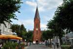 Deutschland Im Jahr 1200 baute man hier eine Kirche aber erst im Jahr 1866 begann der Bau der jetzigen Kirche. Im Jahr 1871 wurde die neugotische Kirche zu Warnem�nde geweiht. Das neue Geb�ude stand damals noch am westlichen Rand, heute befindet es sich allerdings in der Ortsmitte. Obwohl noch nicht sehr alt, weisst es schon bedeutende Ausstattungsst�cke auf. Diese wurden von dem Vorg�ngerbau �bernommen.08.08.09