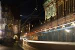 Bremen Bremer Rathaus mit vorbeifahrender Stra�enbahn.