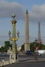 paris Die 3 'Himmelsfinger' - Eiffelturm, Obelisk auf der Place de la Concorde und eine Laterne im klassischen Stil