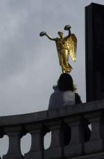 paris Na wo steht er denn nun, der Engel mit den Siegeskr�nzen in H�nden? Auf der Chatelet S�ule oder etwa auf dem Haupt jener Dame?