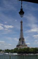 paris Der Eiffelturm einmal aus einer anderen Perspektive - mit Beleuchtung
