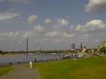 Dusseldorf D�sseldorf, Rheinuferpromenade. Im Hintergrund Skyline von D�sseldorf, mit Schlossturm, Kirche St. Lambertus, Victoria-Turm und Oberkasseler Br�cke.
Aufgenommen am 21.08.2009.