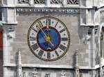 Munchen Die Hand am kleinen Zeiger sowie Sonne, Mond und Stern an der Turmuhr am Neuen Rathaus, wie man sie von unten kaum erkennen kann; M�nchen, 31.07.2009
