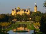Schwerin Das Schweriner Schlo� spiegelt sich im Schlo�teich w�hrend der Bundesgartenschau 2009.