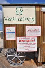 Landkreis Wittmund Schilder am Strand auf der Insel Spiekeroog.
