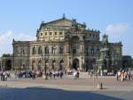 Dresden Semperoper (S�chsische Staatsoper); 1878 als 'Zweites Hoftheater' er�ffnet, am 13. Februar 1945 durch englische und amerikanische Bomben zerst�rt, wurde der weitestgehend originalgetreue Wiederaufbau (sicher ein Kraftakt f�r die DDR) zum 40. Jahrestag der Zerst�rung (1985) eingeweiht. �blicherweise ist der davor gelegene Theaterplatz voller Touris; Dresden, 24.09.2005
