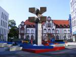 Mulheim an der Ruhr Moderne Kunst auf dem Viktoriaplatz mit dem alten Postamt im Hintergrund
