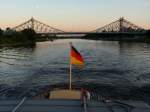 Dresden Elbbr�cke 'Blaues Wunder', 3.500 t schwere Stahlfachwerkbr�cke, 1891-1893 erbaut, L�nge 226 m, ohne Pfeiler im Strom, zwischen den Pylonen 142 m, wie sie abends von einem Elbdampfer aus zu sehen ist; Dresden, 31.08.2009
