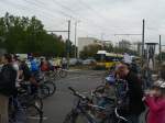 Berliner Fahrradkreisfahrt 2009 'Die Stadt mit dem Fahrrad neu erfahren!' - so das diesj�hrige Motto der Fahrradsternfahrt. Tausende folgten dem Aufruf. Wer nicht mit dem Rad unterwegs war, musste leider etwas warten, wie hier nahe dem S-Bahnhof Landsberger Allee. 26.9.2009