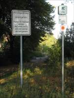 Lauenburg Wie jetzt? … �ber ein Privatgel�nde, dessen Betreten f�r Unbefugte verboten ist, verlaufen ausgeschilderte Wander- und Radwege. Wer k�nnte da �brigbleiben als Unbefugte?; Lauenburg(Elbe), 21.09.2009
