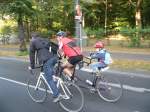 Berliner Fahrradkreisfahrt 2009 Papa und Sohn - das Rad hat mich fasziniert. Meine Tochter ist leider noch nicht gro� genug, aber im n�chsten Jahr wird sie sicher in irgendeiner Form teilnehmen. 26.9.2009