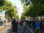 Berliner Fahrradkreisfahrt 2009 Am Ku'damm und der Ged�chtniskirche gibt es besonders viel Publikum. In gro�en Massen fahren die Radfahrer vorbei, man h�rt �berall ihre Klingeln. Nicht jeder ist begeistert, das �berqueren der Stra�en ist f�r einige Minuten nicht m�glich. Viele Touristen hingegen machen Fotos und feuern die Radfahrer an. 26.9.2009