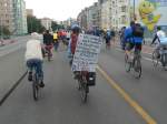 Berliner Fahrradkreisfahrt 2009 Fahrradkreisfahrt am 26.9.2009 in Berlin. Das heiss diskutierte Thema der A100 durfte nicht fehlen. Am Westhafen aufgenommen.