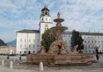 salzburg Blick auf den Residenzplatz mit Residenzbrunnen.
Dahinter sieht man den Turm mit dem
bekannten Glockenspiel.(29.09.2009)
