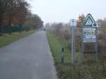Verschiedenes Hegemeisterweg Berlin: Vor relativ genau 1 1/2 Jahren ver�ffentlichte ich hier ein Bild, auf dem ich mich beschwerte, dass der Europaradweg in der Berliner Wuhlheide mit einem Radfahrverbot belegt ist. http://www.staedte-fotos.de/name/einzelbild/number/7772/kategorie/Deutschland~Verkehrsbauwerke~Wanderwege.html Beschwert (bzw. h�flich nachgefragt) habe ich mich nat�rlich auch beim Bezirk Treptow-K�penick - ohne Antwort. Die M�hlen des Bezirkes mahlen langsam, aber sie mahlen. Inzwischen darf dieser Fernradweg sogar mit dem Fahrrad benutzt werden. Ganz unwichtig sind solche Feinheiten nicht, denn gerade im Falle eines Unfalls wird man in Erkl�rungsnot geraten, was man denn �berhaupt auf dem Weg zu suchen hatte. Wann diese Verl�ngerung des Hegemeisterweges gebaut wurde, weiss ich nicht, ich habe sie etwa Mitte 2007 entdeckt. Somit war das Radfahren auf dem Europaradweg mindestens 2 Jahre lang streckenweise verboten. Wer zwischen K�penick und der Innenstadt unterwegs ist, wird diesen Weg zu sch�tzen wissen - er ist mittlerweile (seit Ende 2009) mittels der bezirks�bergreifenden Fahrradwegweisung auch gut zu finden. 1.11.2009, mehr Information: http://www.euroroute-r1.de/Gesamtstrecke/Deutschland/Berlin/Brandenburg/K192.htm?RID=148