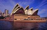 Sydney Das Sydney opera house wurde vom d�nischen Architekten Jorn Utzon entworfen und wurde im Jahre 1973 von K�nigin Elisabeth II er�ffnet. Die Aufnahme entstand im Mai 1994.