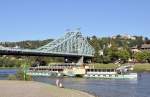 Dresden Historische Stahlbr�cke 'Blaues Wunder' (Elbbr�cke von Blasewitz nach Loschwitz), wird gerade vom Raddampfer 'Pillnitz' mit eingeklapptem Schornstein passiert - 01.09.2009