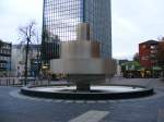Duisburg Ein moderner Brunnen am Averdunkplatz in Duisburg am 6. November 2009.