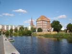 Deutschland Hansestadt Demmin,
Blick vom Peenehafen auf die fast 100m hohe
Backsteinkirche und den umgebauten Speicher,
2006