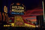 Las Vegas Golden Nugget w�hrend Abendd�mmerung an der Freemont Street in Las Vegas, NV. / USA, Juli 1981. HQ-Scan ab Dia.