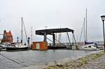 Stralsund auch mit Kopf einziehen wie sonst manchmal ist heut unter der Klappbr�cke kein Durchkommen, Stralsunder Hafen am 15.10.09