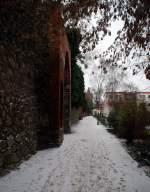 Deutschland Ein Teil der Bernauer Stadtmauer und im Hintergrund ist der Pulverturm zu sehen. Gro�e Teile der aus dem Mittelalter stammenden Mauer- und Wallanlagen sind noch erhalten. Diese Stadtmauer ist 1,3 km lang und bis zu 8m hoch. 17.12.09