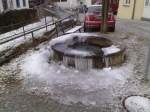 deutschland Vereister Brunnen am Nu�bichl in Kraiburg