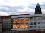 Dresden R�ckfront des Kulturpalastes mit sich darin spiegelndem Neumarkt; im Hintergrund der Rathausturm; 
Dresden, 23.11.2009
