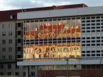 Dresden Nein, kein Kunstwerk von Menschenhand, sondern Teile des rekonstruierten Neumarkt, wie er sich in der R�ckfront des Kulturpalastes spiegelt; Dresden, 23.11.2009