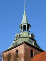 Luneburg Eine wundersch�ne kupfergedeckte Welsche Haube aus dem Jahr 1766 bekr�nt den Turm der Bachkirche St. Michaelis L�neburg; 28.12.2009
