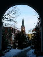 Winsen an der Luhe Blick durch den Torbogen des Winsener Schlosses zum 62 Meter hohen Turm der St. Marien Kirche; 04.01.2010
