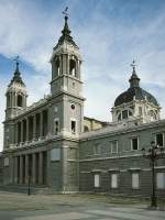 Madrid Madrid, Catedral La Nuestra Se�ora de la Almudena. �usseres klassizistisch, damit zum K�nigspalast gegen�ber passend. Bau ab 1879, Einweihung Juni 1993. Die Kuppel ist inzwischen beendet. Aufnahme von Juni 1993 / HQ-Scan ab Dia.