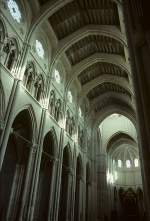 Madrid Madrid, Catedral La Nuestra Se�ora de la Almudena. 3-zoniger Wandaufbau nach hochgotischem Vorbild. Arkadenstockwerk und Triforium wundersch�n ausgearbeitet. Verk�rzter Obergaden, mit rund gestalteten Haupt- und zwei kleinen Blindfenster. Verzicht auf zus�tzlich darunterliegende, spitzbogige Hochgadenfenster. Leider auch kein steinernes Gew�lbe wie beim Vorbild, sondern Beton. Bau von 1879-1993. Aufnahme von Aug. 1994 / HQ-Scan ab Dia.