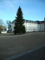deutschland Auf diesem Foto ist das Saarbr�cker-Stengel Schlo� zu sehen. Die Aufnahme habe ich kurz vor Weihnachten 2009 angefertigt, was an dem Weihnachtsbaum zu erkennen ist.Auf diesem Foto ist nur der linke Seitenfl�gel des Schlo� zu sehen, sowie der Schlo�platz mit Weihnachtsbaum.