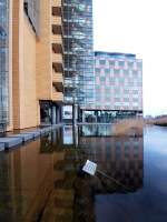 Neuere Architektur und Bauwerke Berlin, Potsdamer Platz. Im Teich hinter dem Debis-Haus liegt ein gesunkener Schatz: ein Schild, dass den Unbedarften vor d�nnem Eis warnen soll. Der Trick: ist der See zugefroren, wird das Schild auch f�r Weitsichtige unlesbar und lockt neugierige Zeitgenossen auf die Eisfl�che ;) Dezember 2009