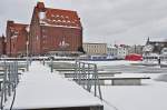 Stralsund Blick in den Stralsunder Hafen, 'Daisy' hat schon ordentlich gepu�tet, das Eis ist vom Schnee freigefegt und wird sogar f�r Schneewehen im Hafenbecken genutzt, 09.01.2010
