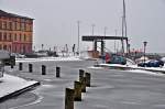 Stralsund eisiges Hinterland am Stralsunder Stadthafen, die Klappbr�cke am zugefrorenen Querkanal und ein weit �ber normal liegender Pegelstand durch die Sturmflut, 10.01.2010