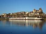 breisach-am-rhein Breisach am Rhein,
Blick von der franz�sischen Seite auf Burgberg mit M�nster,
darunter der Anleger f�r Kreuzfahrtschiffe,
Dez.2009