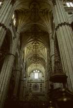 Spanien Salamanca, Catedral Nueva de la Asunci�n de la Virgen. Mittelschiff mit Netzgew�lben, haupts�chlich sp�tgotischer Bau (Turm Barock, Vierungskuppel Rokoko), 1513-1733. Wand an Wand zur Catedral Vieja. Aufnahme von Aug. 1994, HQ-Scan ab Dia.