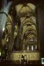 barcelona Barcelona, Catedral de la Santa Creu i Santa Eul�lia. Mittelschiff nach Osten. Dominante Arkaden, Triforium und Obergaden sind jedoch verk�mmert. Katalanische Sondergotik, ab 1298. Lettner (Renaissance) versperrt Sicht zum Altar/Chor. Aufnahme von Aug. 1994, HQ-Scan ab Dia.